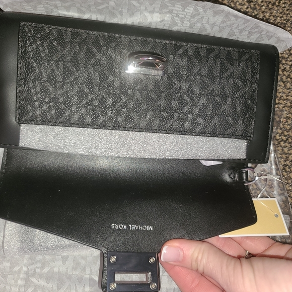 NWT Michael kors large leather and logo clutch - Picture 5 of 7